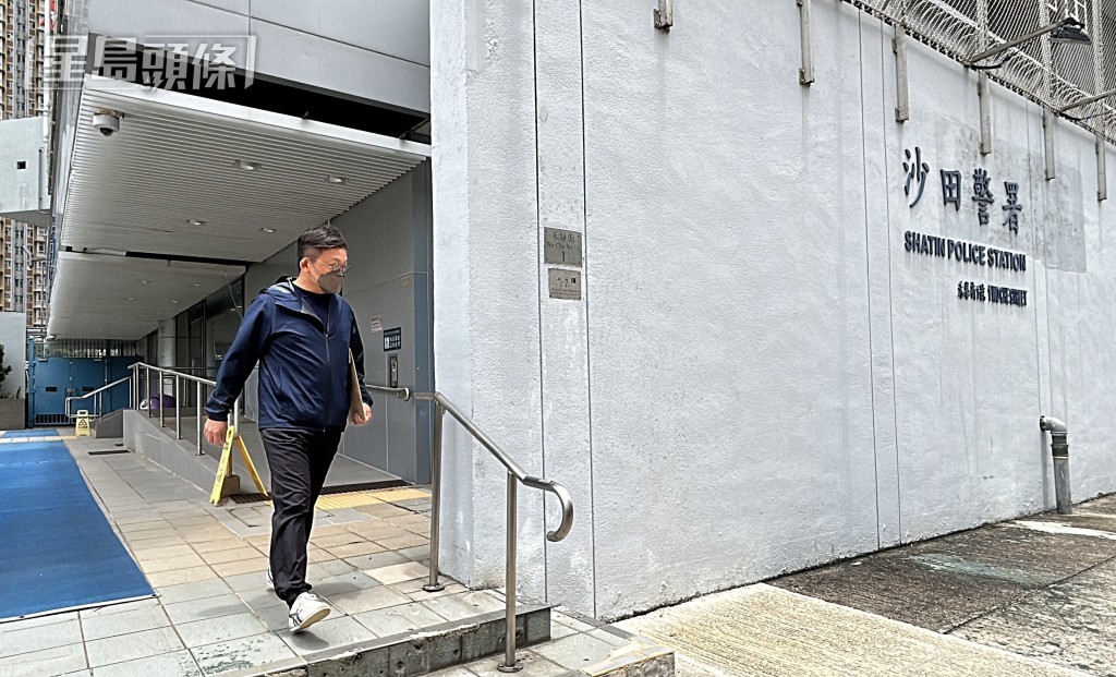 鄭敬基表弟離開田心警署。林思明攝 鄭敬基表弟離開田心警署。林思明攝
