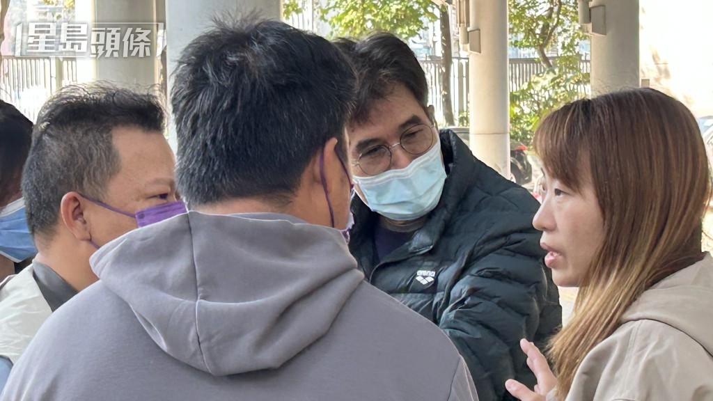 死者父親（黑衫者）黯然神傷。