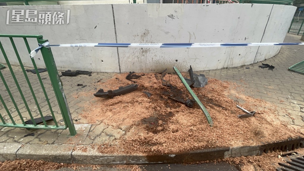 涉事路面範圍鋪上木糠。 涉事路面範圍鋪上木糠。