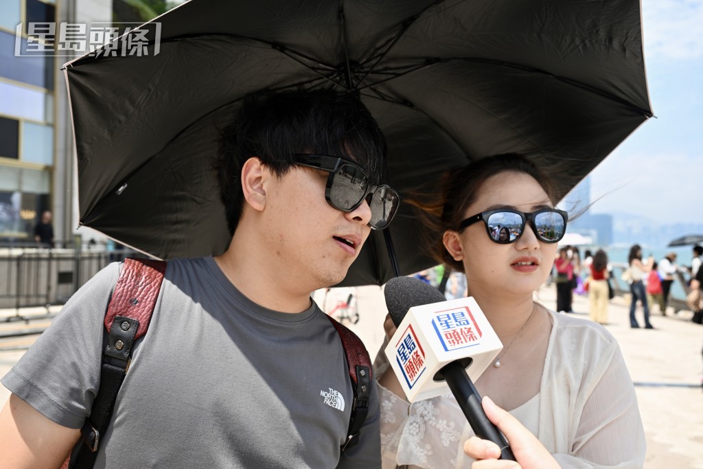 郭先生及女友專程到來欣賞維港靚景。劉駿軒攝 郭先生及女友專程到來欣賞維港靚景。劉駿軒攝
