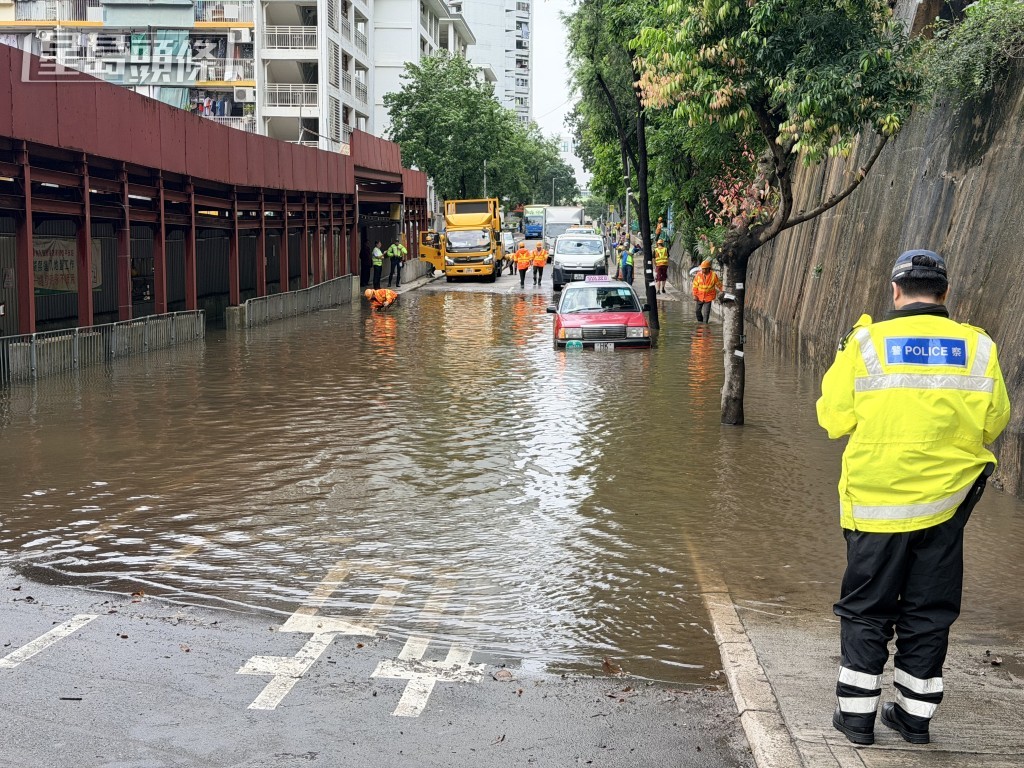 警員在場處理。 警員在場處理。