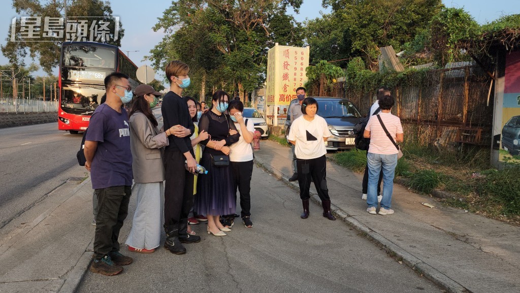 多名親友目睹仵工將死者遺體送上黑箱車時，不禁痛哭流涕。