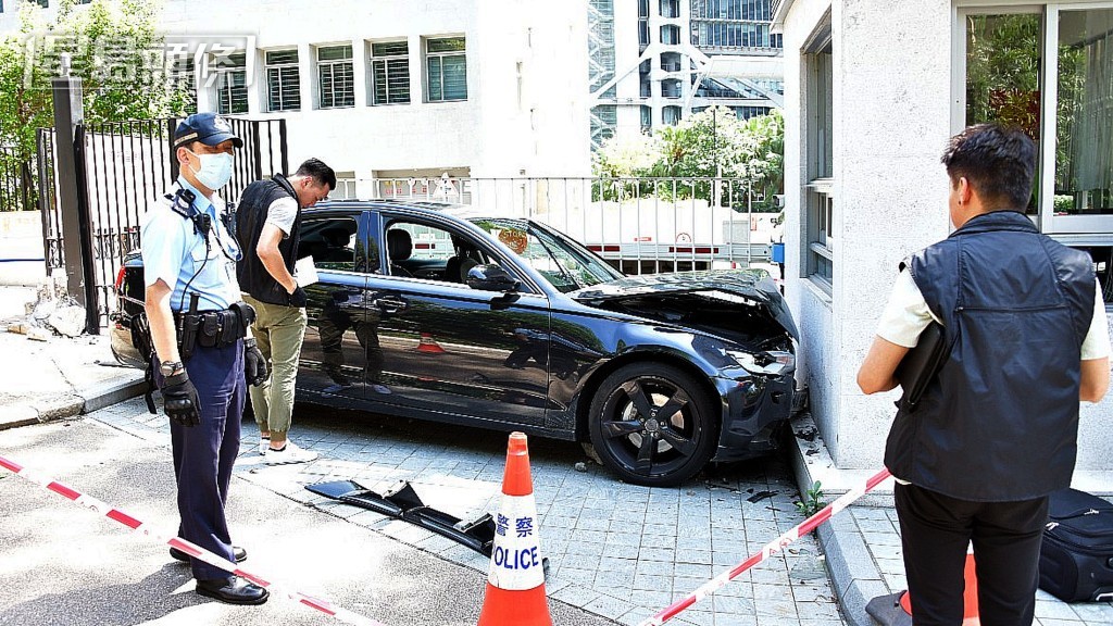 肇事私家車當日衝上了行人道，撞向律政中心西座的保安亭。資料圖片