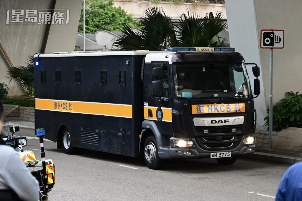 囚車早上由抵達西九龍裁判法院。陳極彰攝 囚車早上由抵達西九龍裁判法院。陳極彰攝