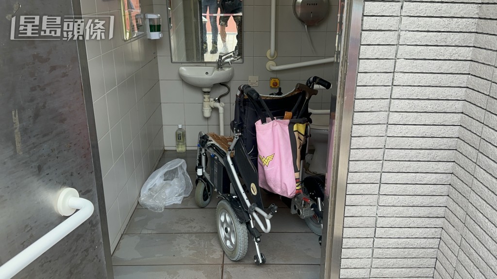 厕所内遗下一张轮椅。梁国峰摄