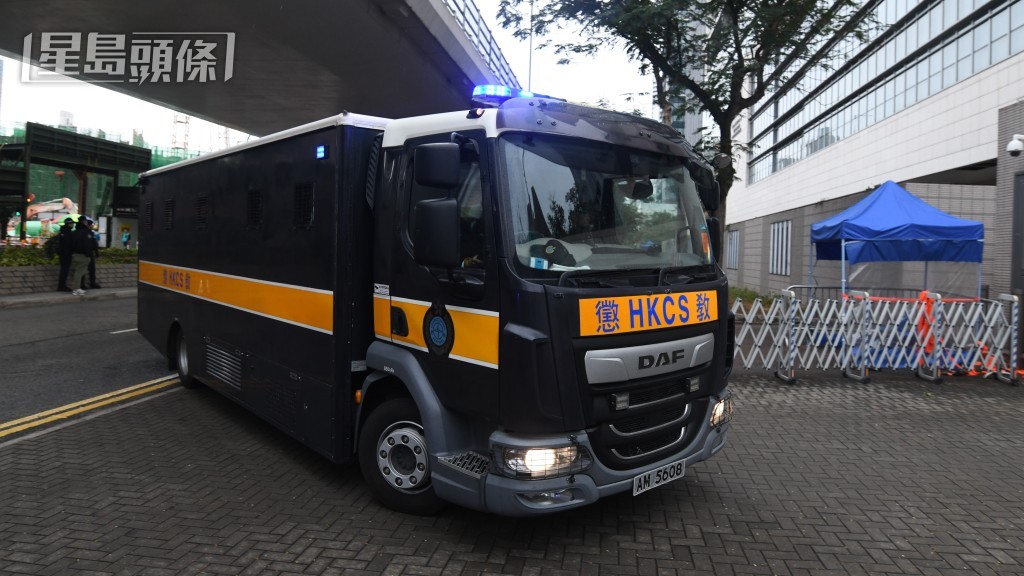 囚車今晨將陳沛敏送到西九龍裁判法院。何君健攝