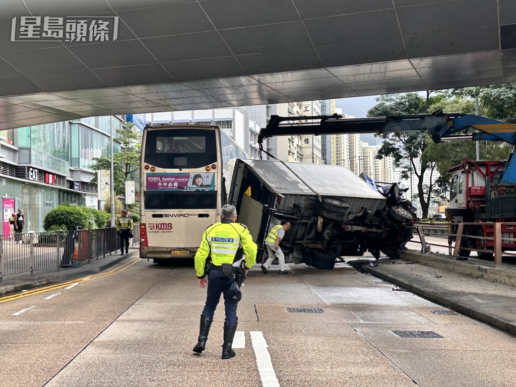 吊臂車將貨車吊起扶正。
