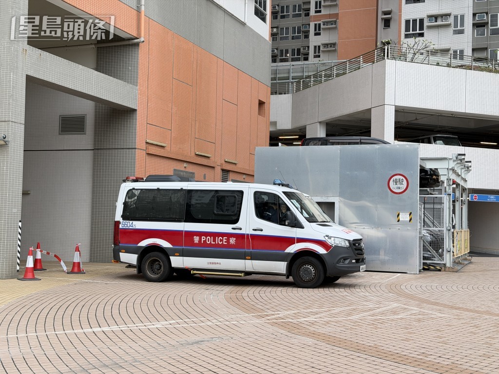 警員在場調查。 警員在場調查。