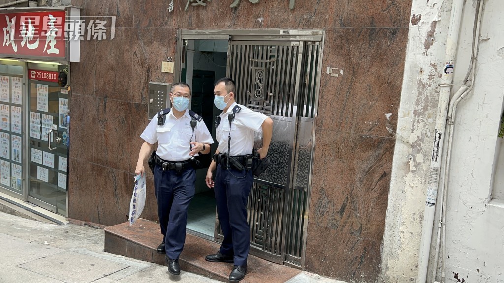 警方在場調查,未有檢獲遺書。楊偉亨攝 警方在場調查,未有檢獲遺書。楊偉亨攝