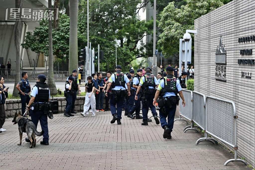 過百名警員及警犬在場戒備。劉駿軒攝 過百名警員及警犬在場戒備。劉駿軒攝