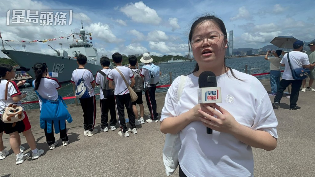 澳門鏡平學校中學部賴老師帶領14名學生參觀軍艦,讓學生了解國家的強大軍事力量。 澳門鏡平學校中學部賴老師帶領14名學生參觀軍艦,讓學生了解國家的強大軍事力量。
