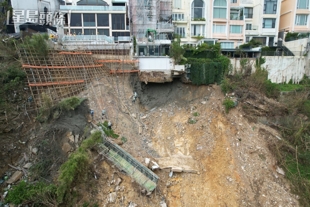 72号屋露台底部也开始喷浆。梁国峰摄