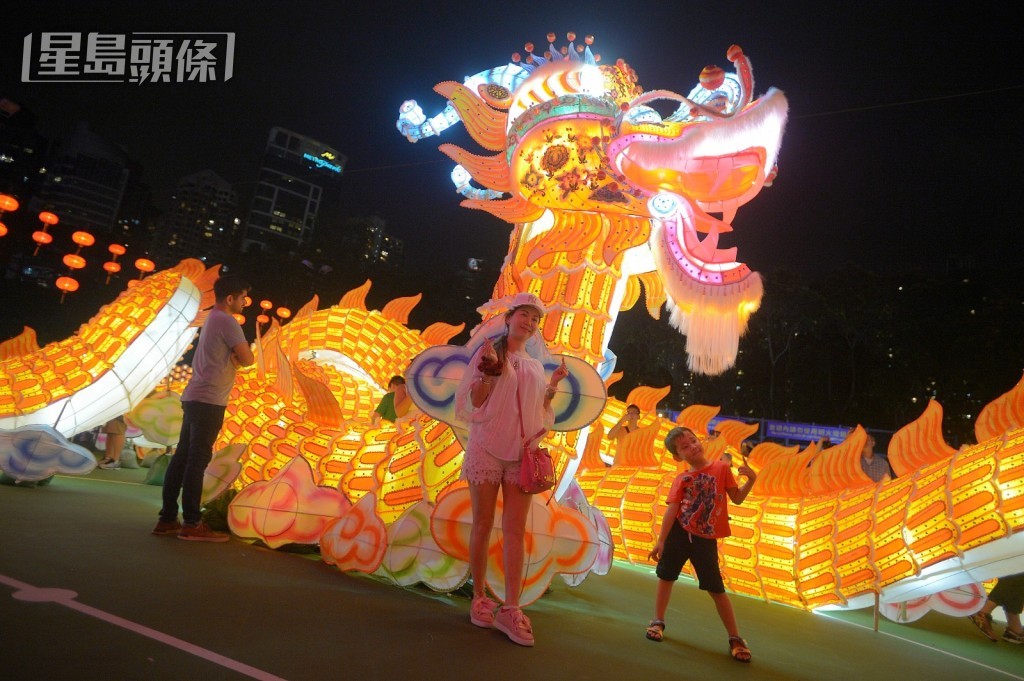 火龍在中秋當晚會延伸至維園進行簪花掛紅儀式。資料圖片 火龍在中秋當晚會延伸至維園進行簪花掛紅儀式。資料圖片