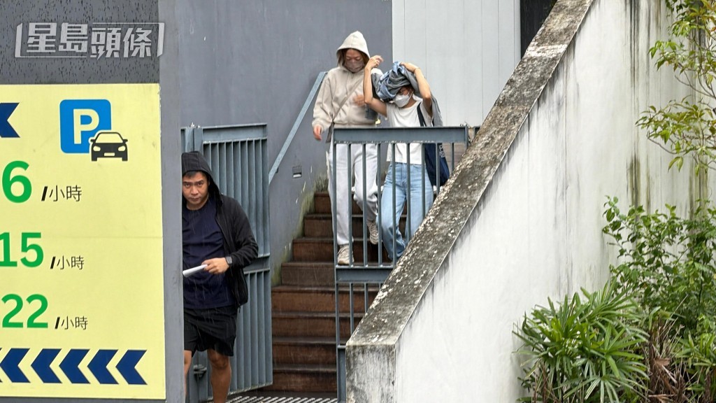 死者夫婦的兩女一男親屬認屍後離開。梁國峰攝 死者夫婦的兩女一男親屬認屍後離開。梁國峰攝
