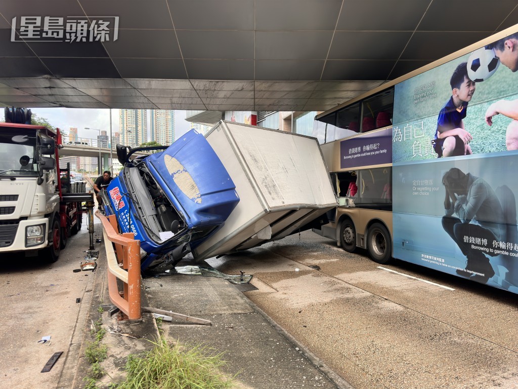貨車翻側與九巴相撞。梁國峰攝