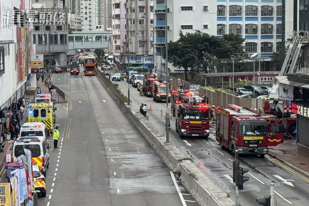 大批消防及救護車到場。