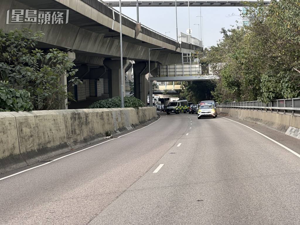 家屬路祭由警方協助封路。