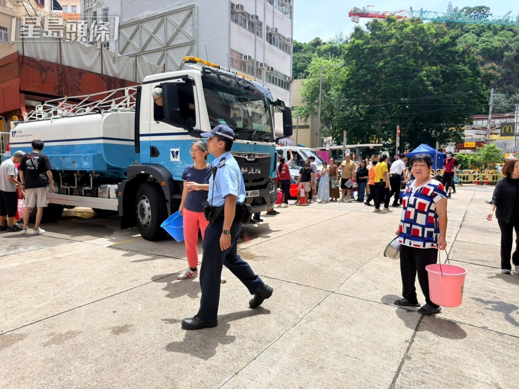 警員在場維持秩序。 警員在場維持秩序。