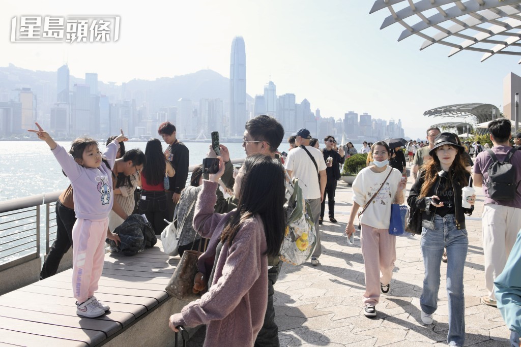 李家超指要有好歡迎旅客的態度,會為各方面帶來好處。資料圖片 李家超指要有好歡迎旅客的態度,會為各方面帶來好處。資料圖片