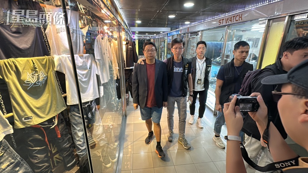 朱江瑋被帶到旺角W Plaza的一間店舖搜查。梁國峰攝 朱江瑋被帶到旺角W Plaza的一間店舖搜查。梁國峰攝