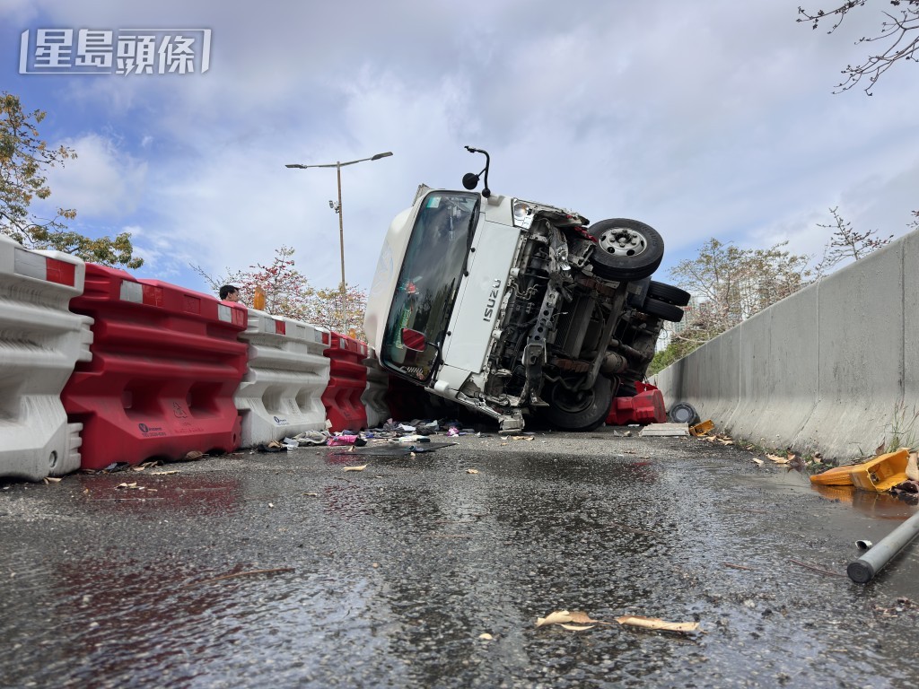 貨車撞水馬翻側。梁國峰攝 貨車撞水馬翻側。梁國峰攝