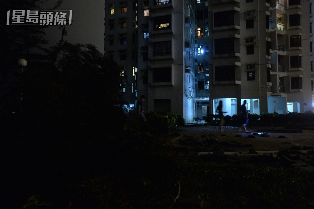 受颱風山竹餘波的杏花邨斷水斷電。資料圖片