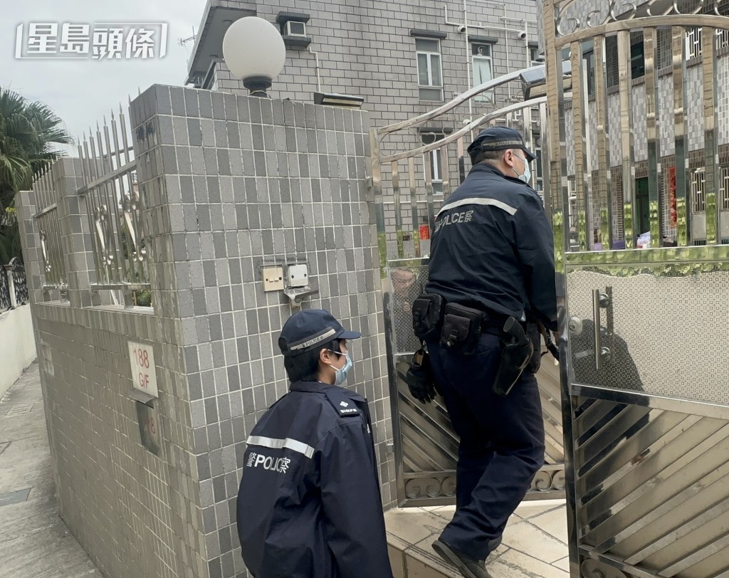 警員在村屋調查。梁國峰攝