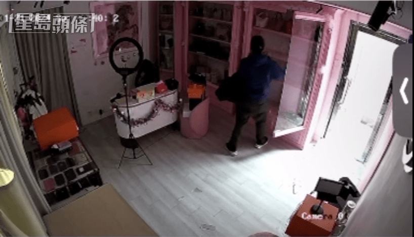 賊人從櫃中盜去手袋。閉路電視截圖 賊人從櫃中盜去手袋。閉路電視截圖