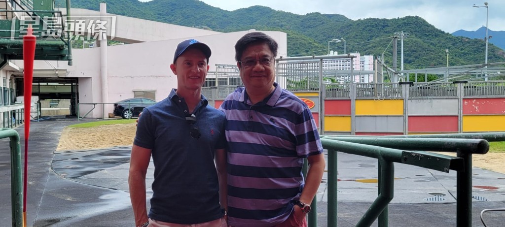 「银亮濠侠」马主银亮赛马团体成员麦庆恩(右)。 「银亮濠侠」马主银亮赛马团体成员麦庆恩(右)。