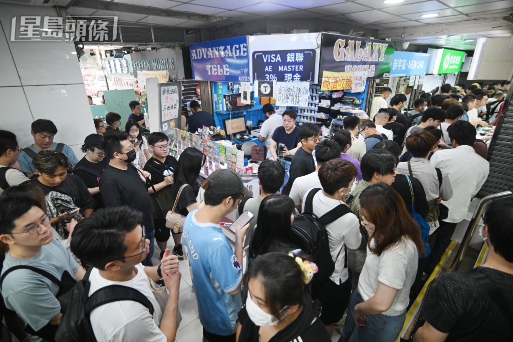 蘋果iPhone 18 系列今日（18日）開售，先達人頭湧湧。