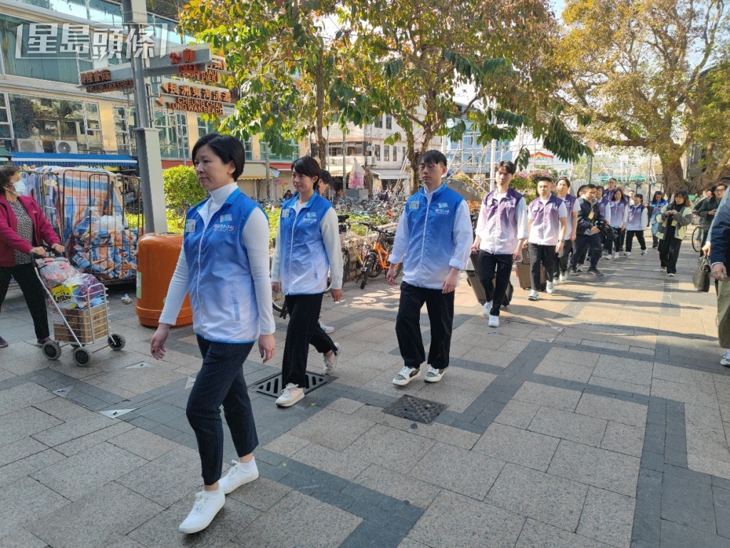 入境處「到訪院舍換證服務」外展隊昨天乘船到離島，為長洲院舍「老友記」及並非居於院舍的離島長者居民提供換領身份證服務。 梁國峰攝