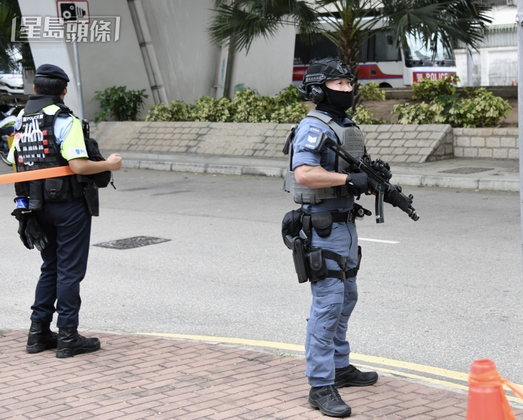有警方人員荷槍法院外戒備。 有警方人員荷槍法院外戒備。
