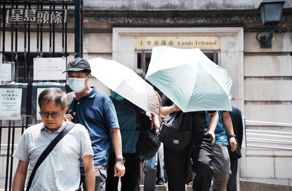 關注事故的宏福苑居民昨到庭旁聽。資料圖片 關注事故的宏福苑居民昨到庭旁聽。資料圖片