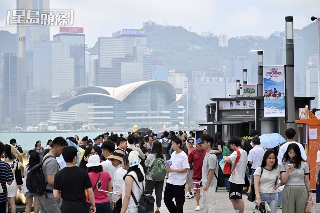 不少內地遊客趁假期來港。劉駿軒攝 不少內地遊客趁假期來港。劉駿軒攝