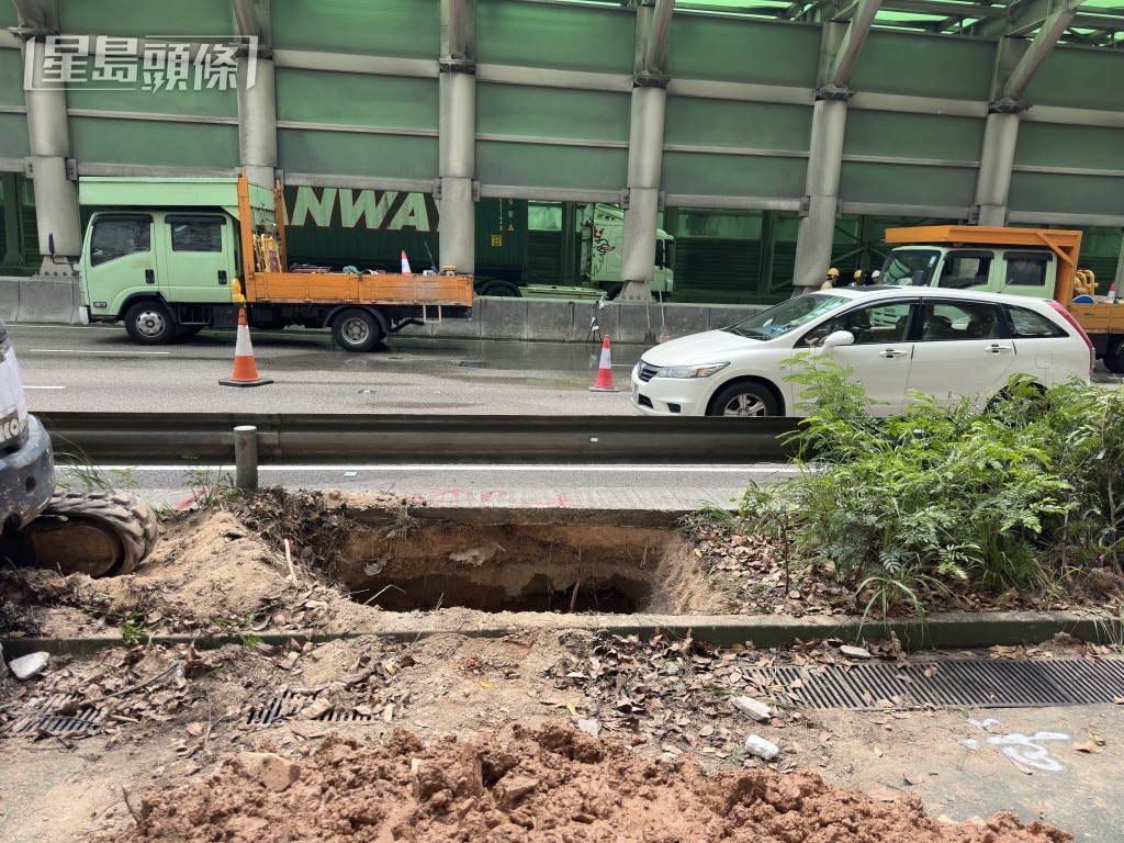工程人員鑿開路面搶修。