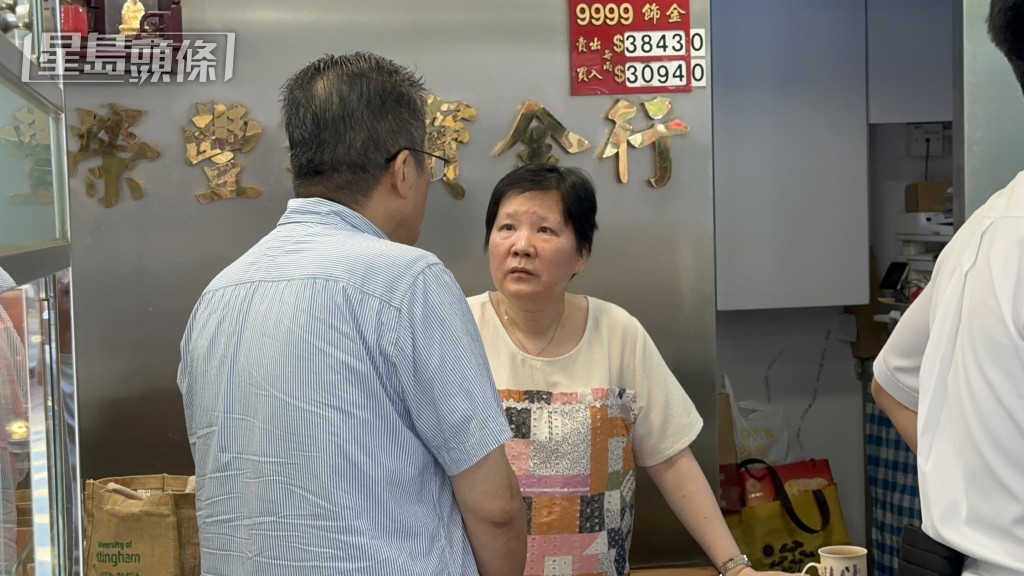 女負責人經點算,損失一條值逾2.6萬元的金頸鏈。 女負責人經點算,損失一條值逾2.6萬元的金頸鏈。