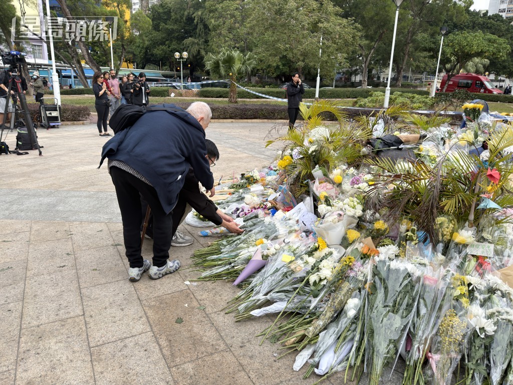 公園的空地擺滿花束。 公園的空地擺滿花束。