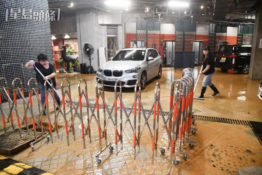 大量黃泥水湧入附近一間酒店停車場。徐裕民攝 大量黃泥水湧入附近一間酒店停車場。徐裕民攝