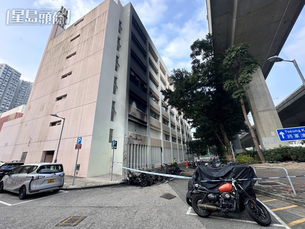 泊車位旁的容鳳書紀念中心外牆亦受大火燻黑。資料圖片