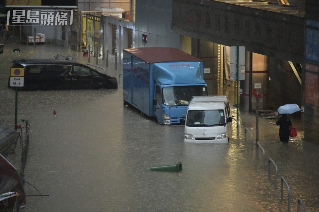本港多處有汽車拋錨死火。 本港多處有汽車拋錨死火。