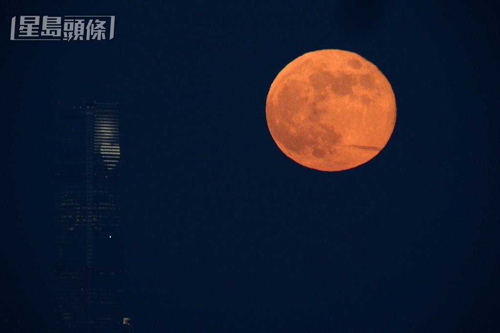 (20140909)追月夜超級月亮(註:拍攝時間為晚上6時57分)。資料圖片 (20140909)追月夜超級月亮(註:拍攝時間為晚上6時57分)。資料圖片