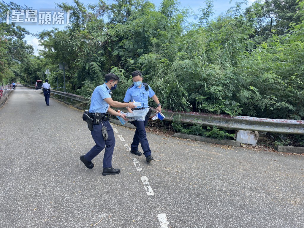 警員檢獲一隻盛載炭火的鐵鑊。梁國峰攝 警員檢獲一隻盛載炭火的鐵鑊。梁國峰攝