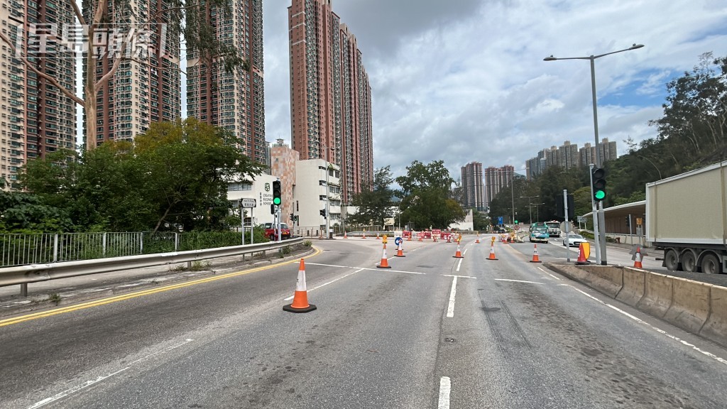 現場封路,往將軍澳隧道九龍方向的車輛須左轉入蓬萊徑。林思明攝 現場封路,往將軍澳隧道九龍方向的車輛須左轉入蓬萊徑。林思明攝