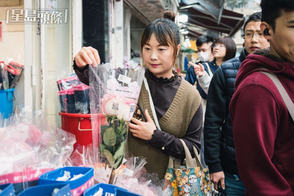 有女士前來買花。汪旭峰攝