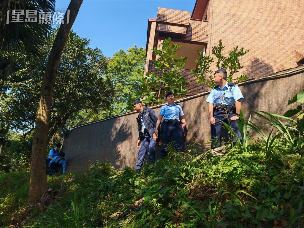 今早警方動員繼續在現場山坡搜索。 今早警方動員繼續在現場山坡搜索。