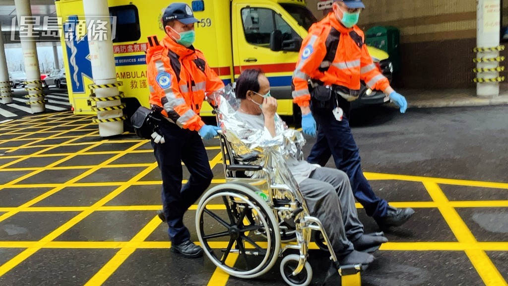 获救船员被送院治理。资料图片