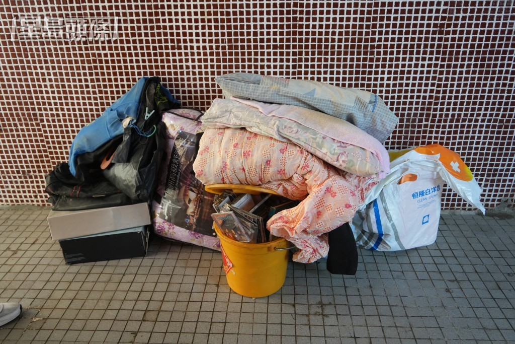 有市民趁垃圾徵費實施前大掃除,大量廢物被丟棄在大廈公眾範圍。資料圖片 有市民趁垃圾徵費實施前大掃除,大量廢物被丟棄在大廈公眾範圍。資料圖片
