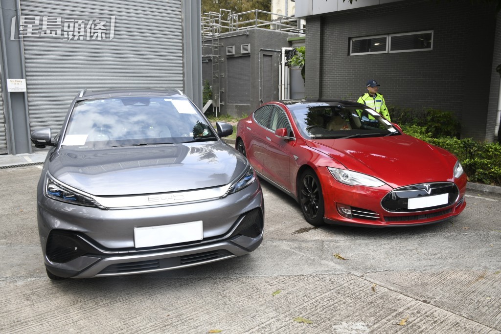 警方扣查兩輛涉案私家車。楊偉亨攝 警方扣查兩輛涉案私家車。楊偉亨攝