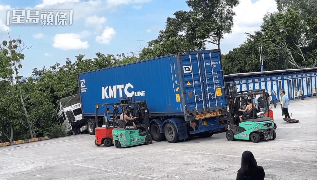 多名熱心人駕駛鏟車趕至,試圖將貨車升起協助救出被困者。FB:車Cam L(香港群組) 多名熱心人駕駛鏟車趕至,試圖將貨車升起協助救出被困者。FB:車Cam L(香港群組)