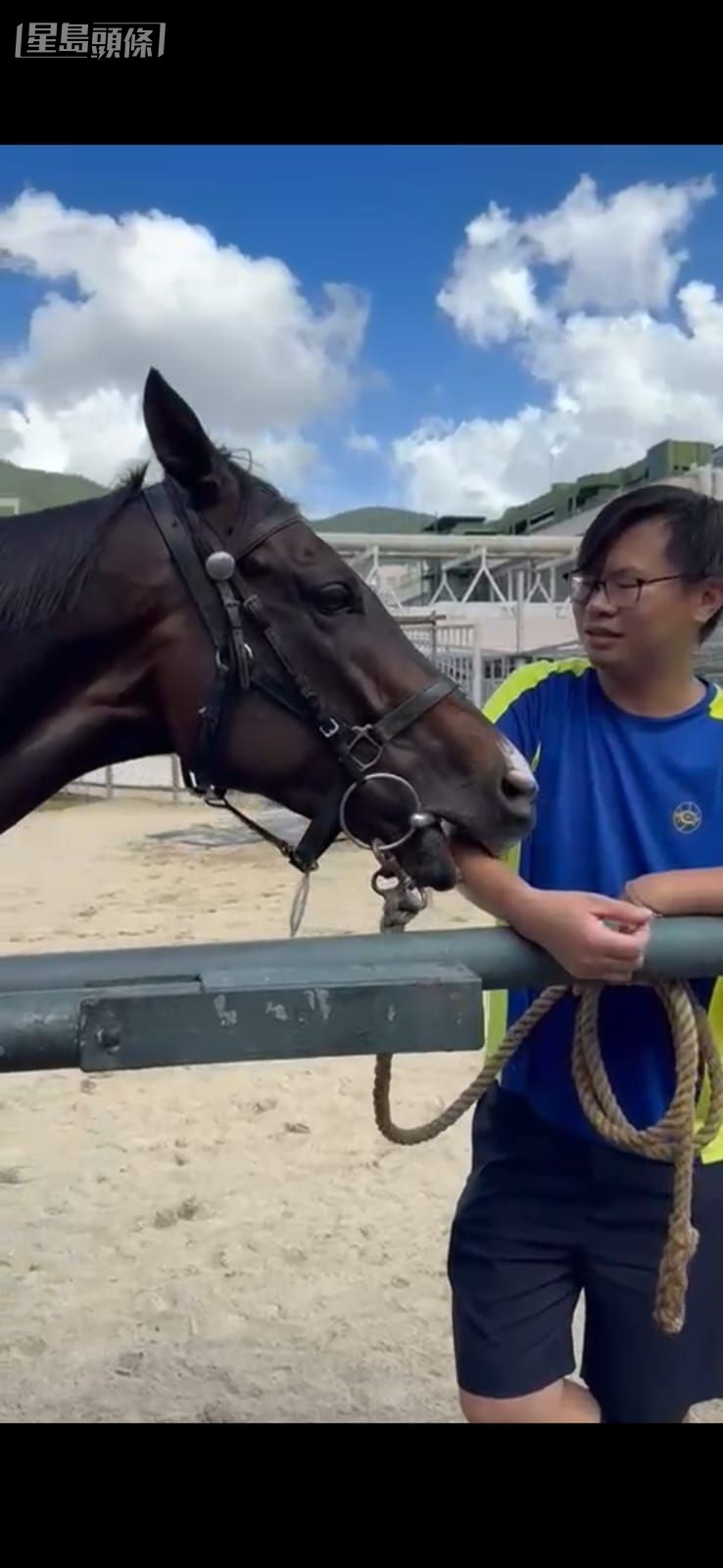 「金鎗六十」馬主陳家樑分享了愛駒和照顧他的馬伕 (圖) 玩耍的片段。